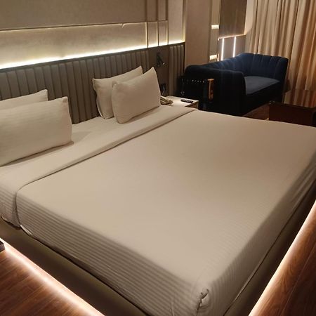 The Galgotias Hotel Gurugram Gurgaon Exterior photo