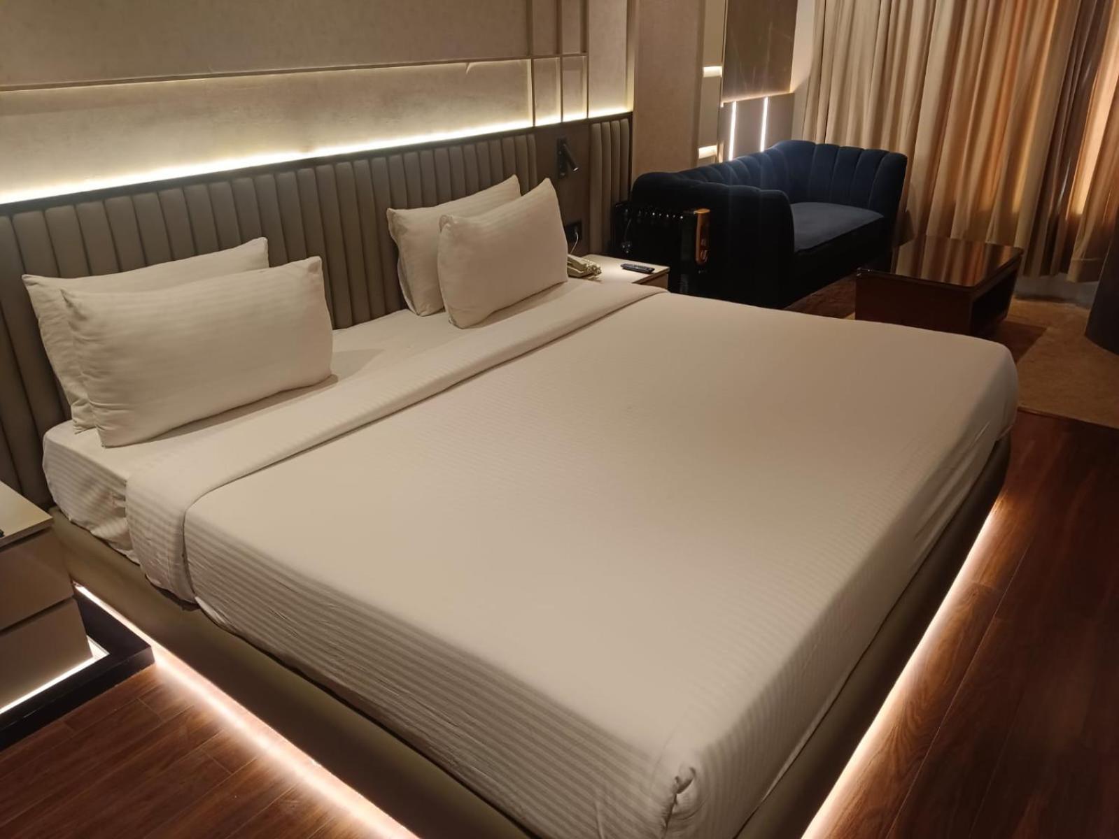 The Galgotias Hotel Gurugram Gurgaon Exterior photo